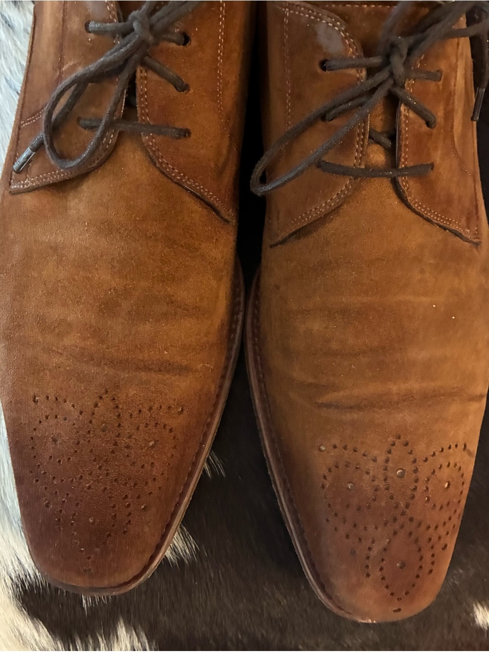 MAGNANNI Men’s suede cap toes,